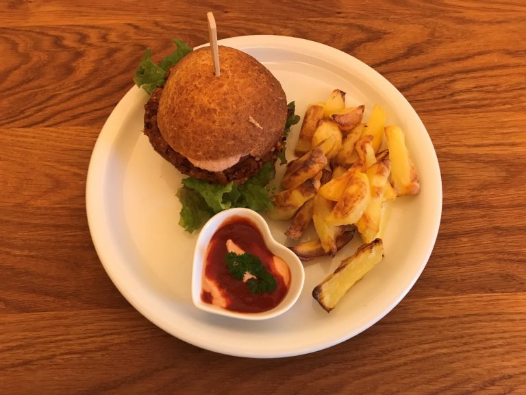 Vegane/ Vegetarische Burger mit Pommes