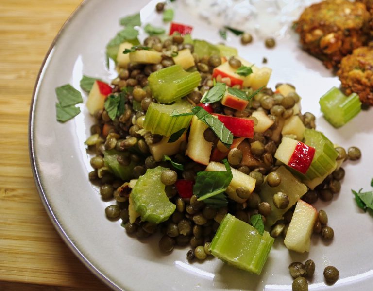 Fruchtiger Linsensalat mit Sellerie und Haselnüssen