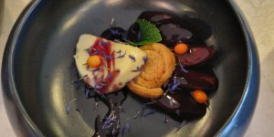 Zimt-Panna-Cotta mit Zwetschgenragout