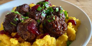 Fleischbällchen auf Kartoffel-Kürbis-Püree