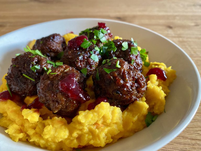 Fleischbällchen auf Kartoffel-Kürbis-Püree