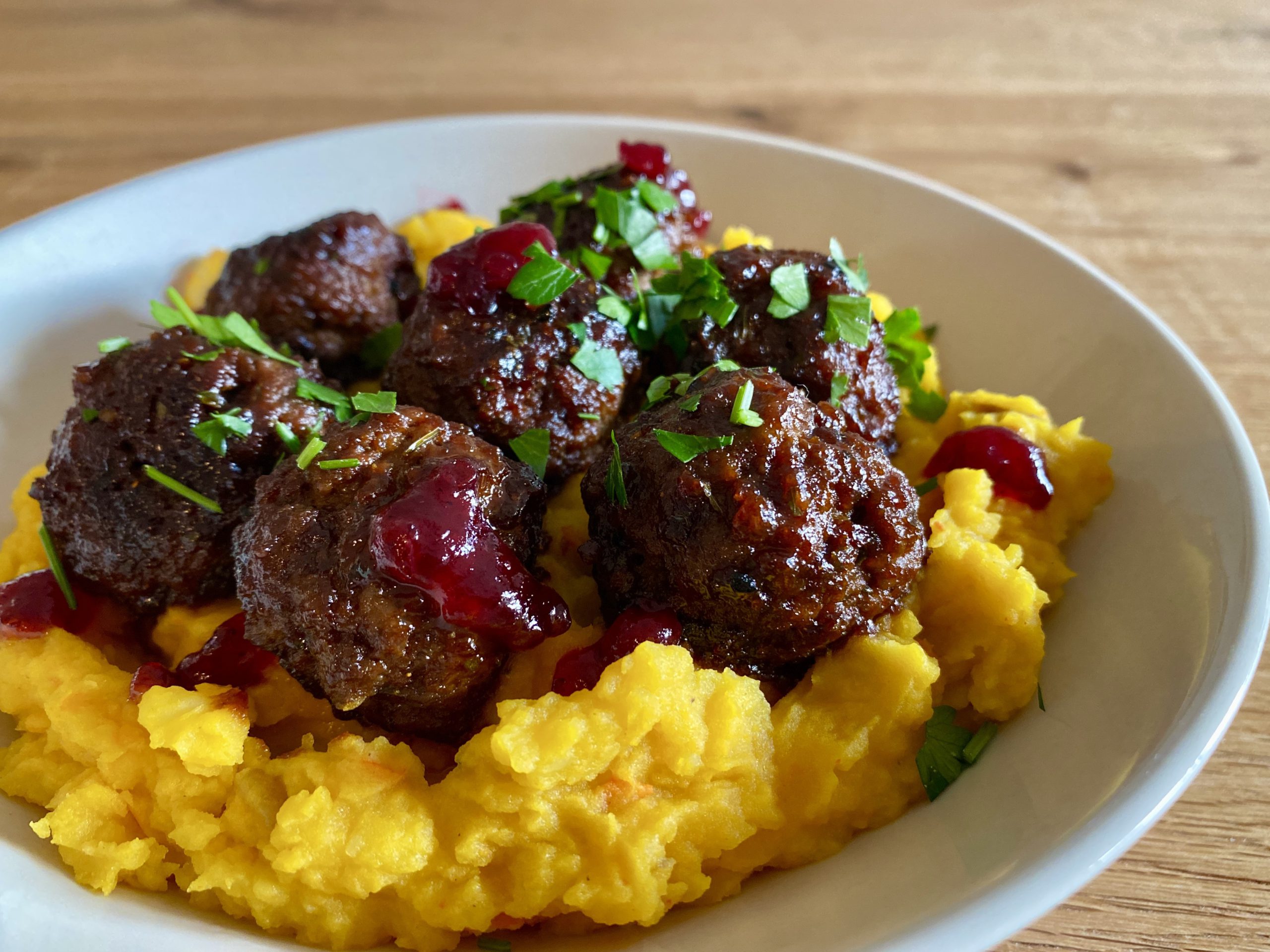 Fleischbällchen auf Kartoffel-Kürbis-Püree