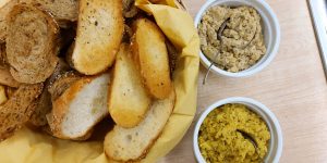Hummus mit Brot