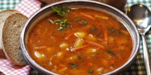 Kartoffelgulasch mit Brot