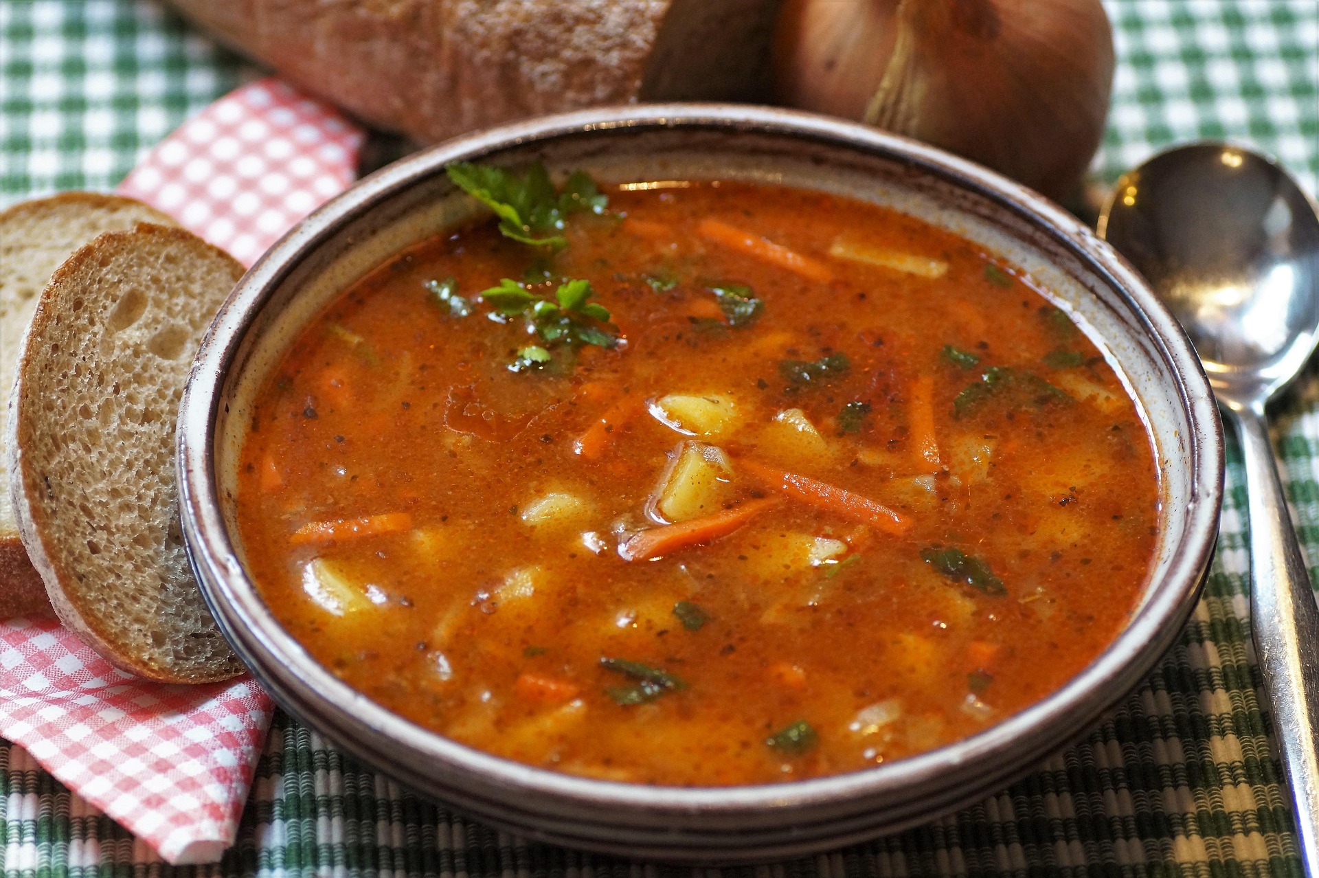 Kartoffelgulasch mit Brot