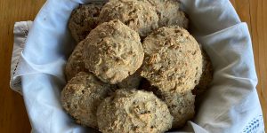 Körnersemmeln im Brotkorb