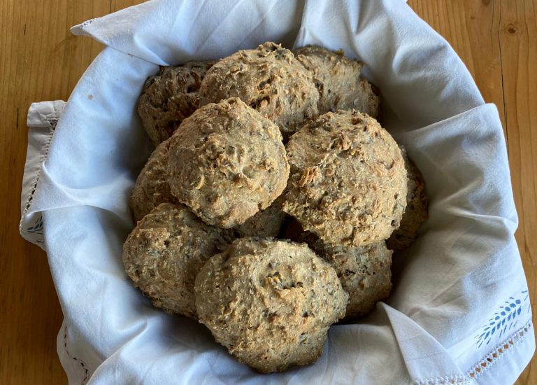 Körnersemmeln im Brotkorb