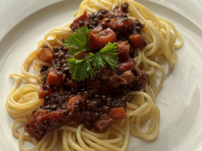 Belugalinsen-Bolognese mit Spaghetti